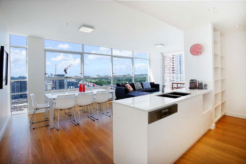 Moore To See - Modern And Spacious 3BR Zetland Apartment With Views Over Moore Park - Yarra Valley Accommodation 3