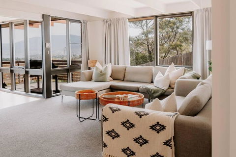 Modern Home Overlooking River - Yarra Valley Accommodation 1