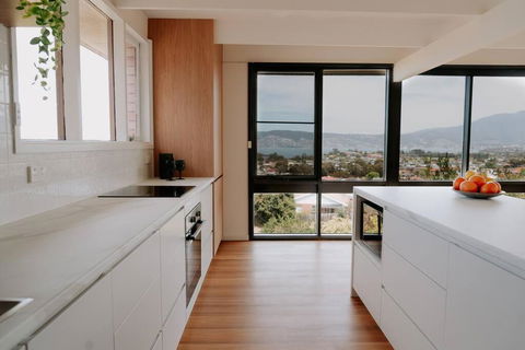 Modern Home Overlooking River - Yarra Valley Accommodation 3
