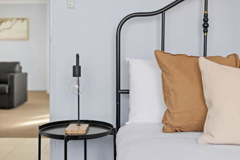 Modern Private Double Room - Central Spot At Liverpool - Shared Bathroom - Yarra Valley Accommodation 3