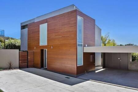 New Architect Designed Coastal Retreat-water Views - Yarra Valley Accommodation 1