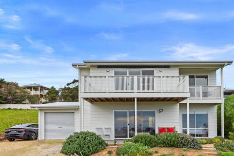 One Merino Panoramic Beach House Modern Sleeps 10 - Yarra Valley Accommodation 0
