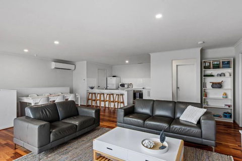 One Merino Panoramic Beach House Modern Sleeps 10 - Yarra Valley Accommodation 2