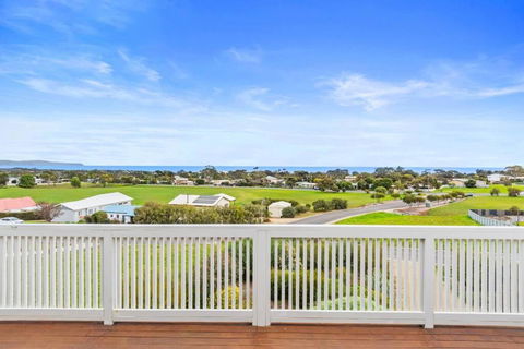 One Merino Panoramic Beach House Modern Sleeps 10 - Yarra Valley Accommodation 3