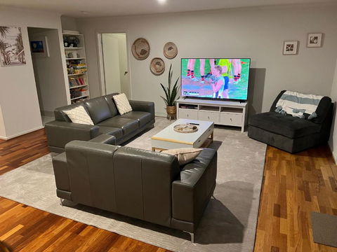 One Merino Panoramic Beach House Modern Sleeps 10 - Yarra Valley Accommodation 1