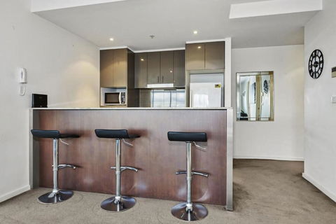 Portside Bliss Your Urban Escape In Melbourne - Yarra Valley Accommodation 3