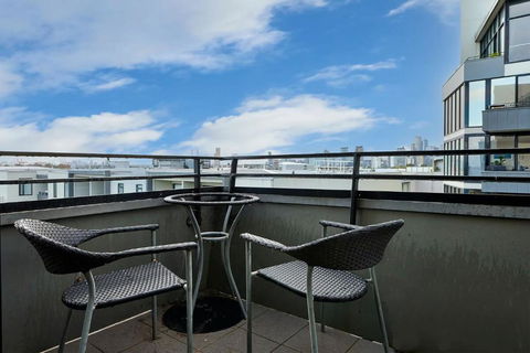 Portside Bliss Your Urban Escape In Melbourne - Yarra Valley Accommodation 1