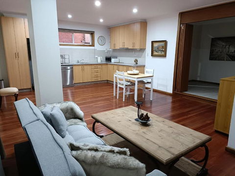 Quiet Nature-Filled Ground Floor Unit - Yarra Valley Accommodation 2
