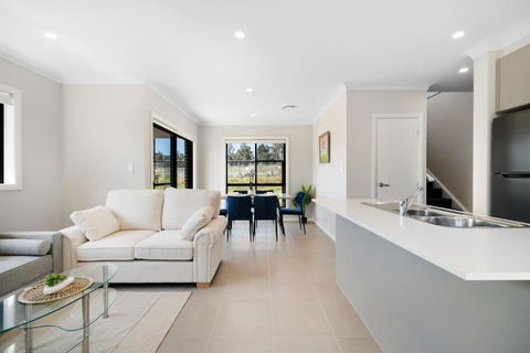 Relaxing Two-Level Retreat In Austral, NSW - Yarra Valley Accommodation 0