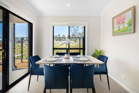 Relaxing Two-Level Retreat In Austral, NSW - Yarra Valley Accommodation 1