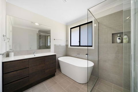 Relaxing Two-Level Retreat In Austral, NSW - Yarra Valley Accommodation 2