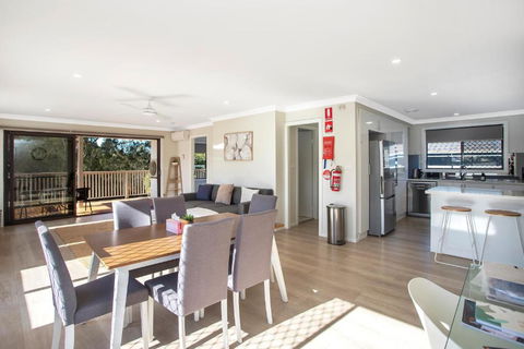 Renovated Coastal Getaway With Water Views - Yarra Valley Accommodation 3