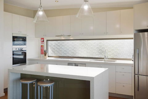 Rolling Waves 3 - Beach Access & Pet Friendly! - Yarra Valley Accommodation 3