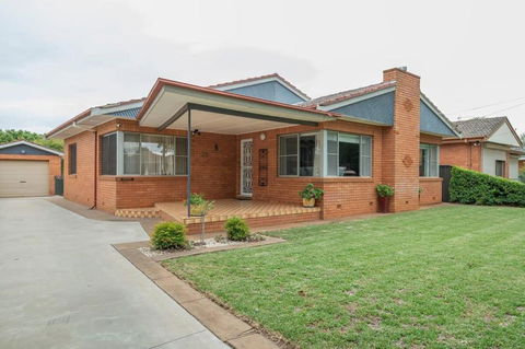 Roycox Cottage - Charming Escape, Fireplace - Yarra Valley Accommodation 3