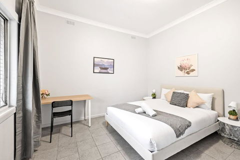 Rustic Queen Room - Conveniently Located - Shared Bathroom - Yarra Valley Accommodation 0