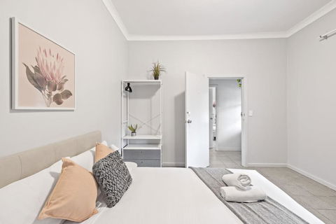 Rustic Queen Room - Conveniently Located - Shared Bathroom - Yarra Valley Accommodation 2