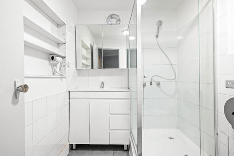 Rustic Queen Room - Conveniently Located - Shared Bathroom - Yarra Valley Accommodation 1