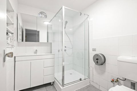 Rustic Queen Room - Conveniently Located - Shared Bathroom - Yarra Valley Accommodation 3