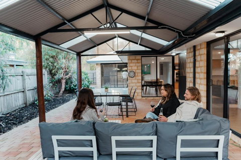 Salhus - Sleep In King Beds & Easy Walk To Town - Yarra Valley Accommodation 0