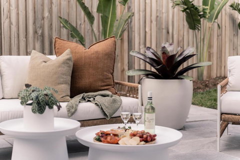 SALTY PALMS On HENLEY -THREE - Yarra Valley Accommodation 1