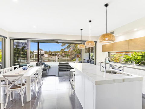 WATERFRONT HOME BORDERING MOOLOOLABA - Yarra Valley Accommodation 2