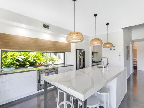 WATERFRONT HOME BORDERING MOOLOOLABA - Yarra Valley Accommodation 3