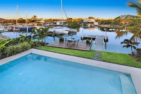 WATERFRONT HOME BORDERING MOOLOOLABA - Yarra Valley Accommodation 1