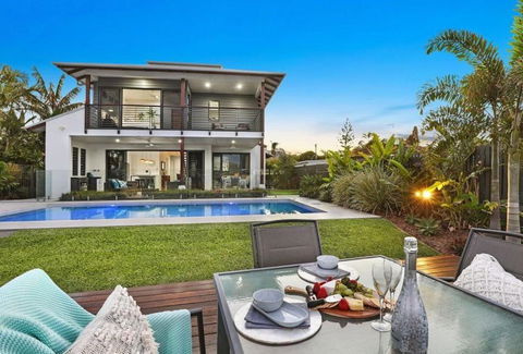 WATERFRONT HOME BORDERING MOOLOOLABA - Yarra Valley Accommodation 0