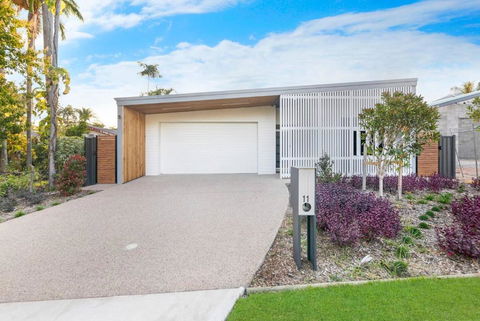 A Sumptuous Poolside Family Oasis At Gardens Villa - Yarra Valley Accommodation 1