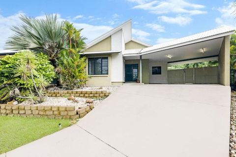 Ah Mat Bungalow - Tropical Darwin Stay With Pool - Yarra Valley Accommodation 1