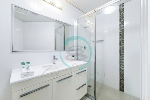 Zen On Stuart: 3-BR Penthouse Pad + Pool + BBQ - Yarra Valley Accommodation 2