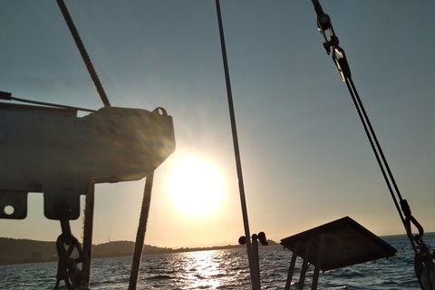 Townsville Small Group Early Morning Sailing Cruise Boat Tour Charter Hire - Yarra Valley Accommodation 5